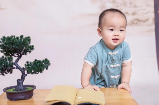湖北宝宝抓耳朵是什么原因